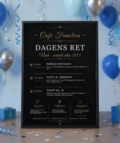 Dagens ret plakat til konfirmation dreng – sort menukort med navnet Noah og sjove retter, i sort ramme på festbordet mellem blå balloner