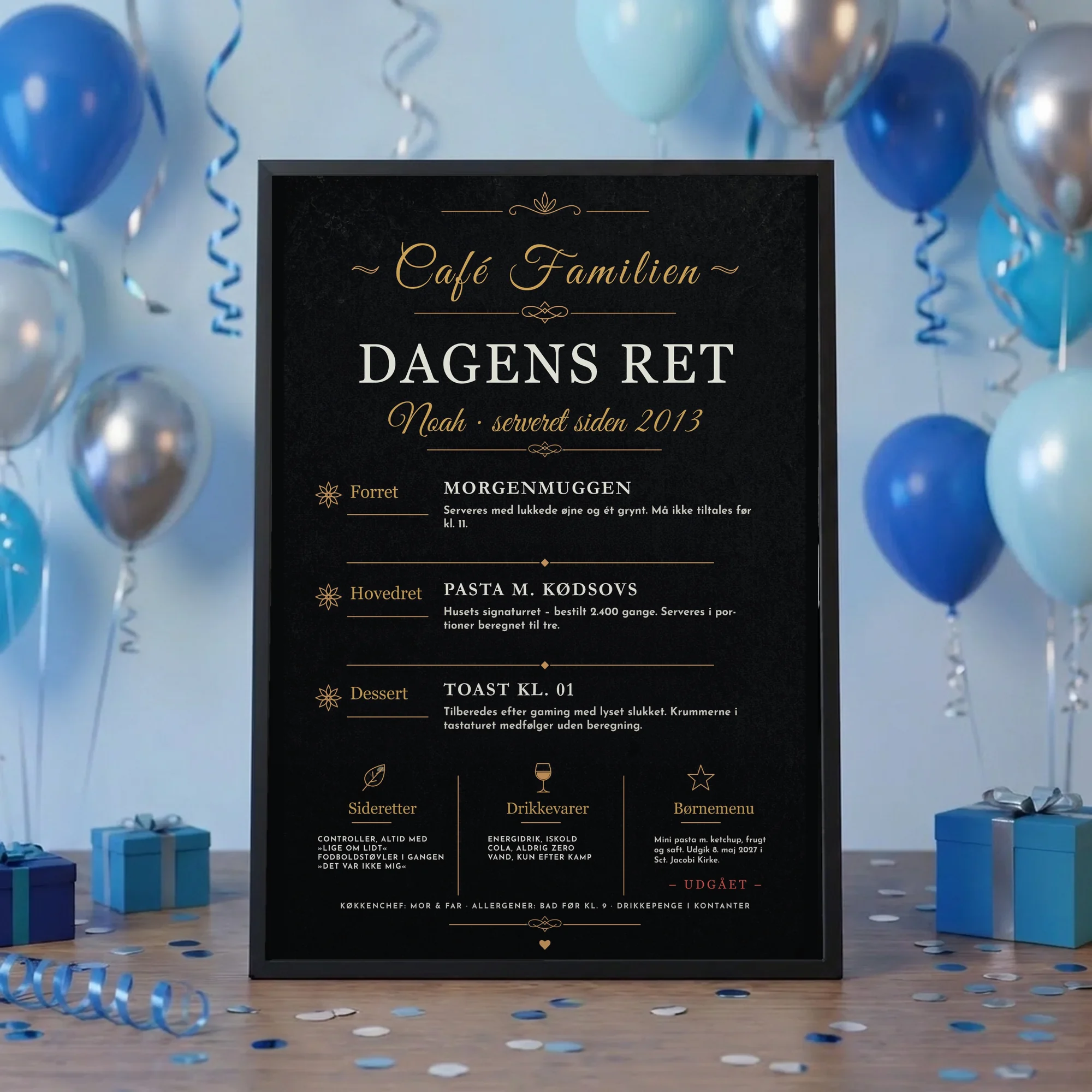 Dagens ret plakat til konfirmation dreng – sort menukort med navnet Noah og sjove retter, i sort ramme på festbordet mellem blå balloner