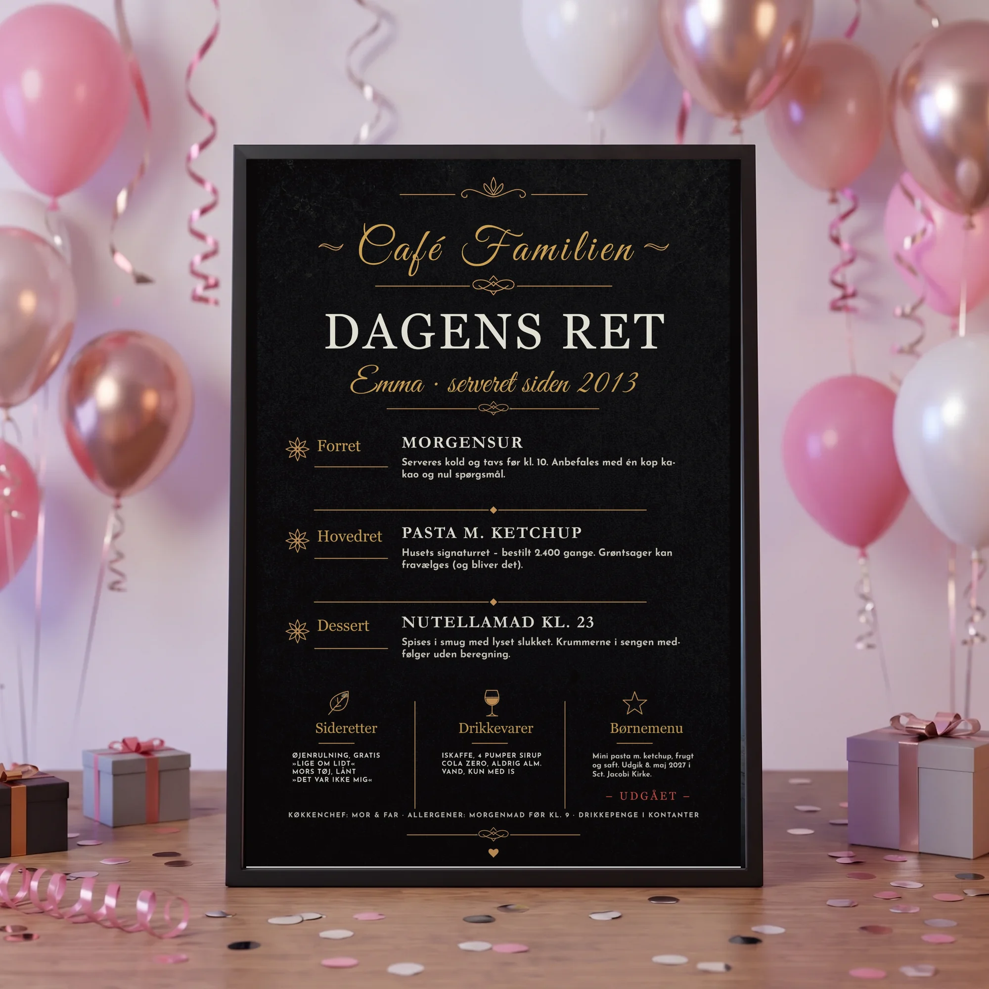 Dagens ret plakat til konfirmation – sort menukort med konfirmandens navn og sjove retter, i sort ramme på festbordet mellem rosa balloner