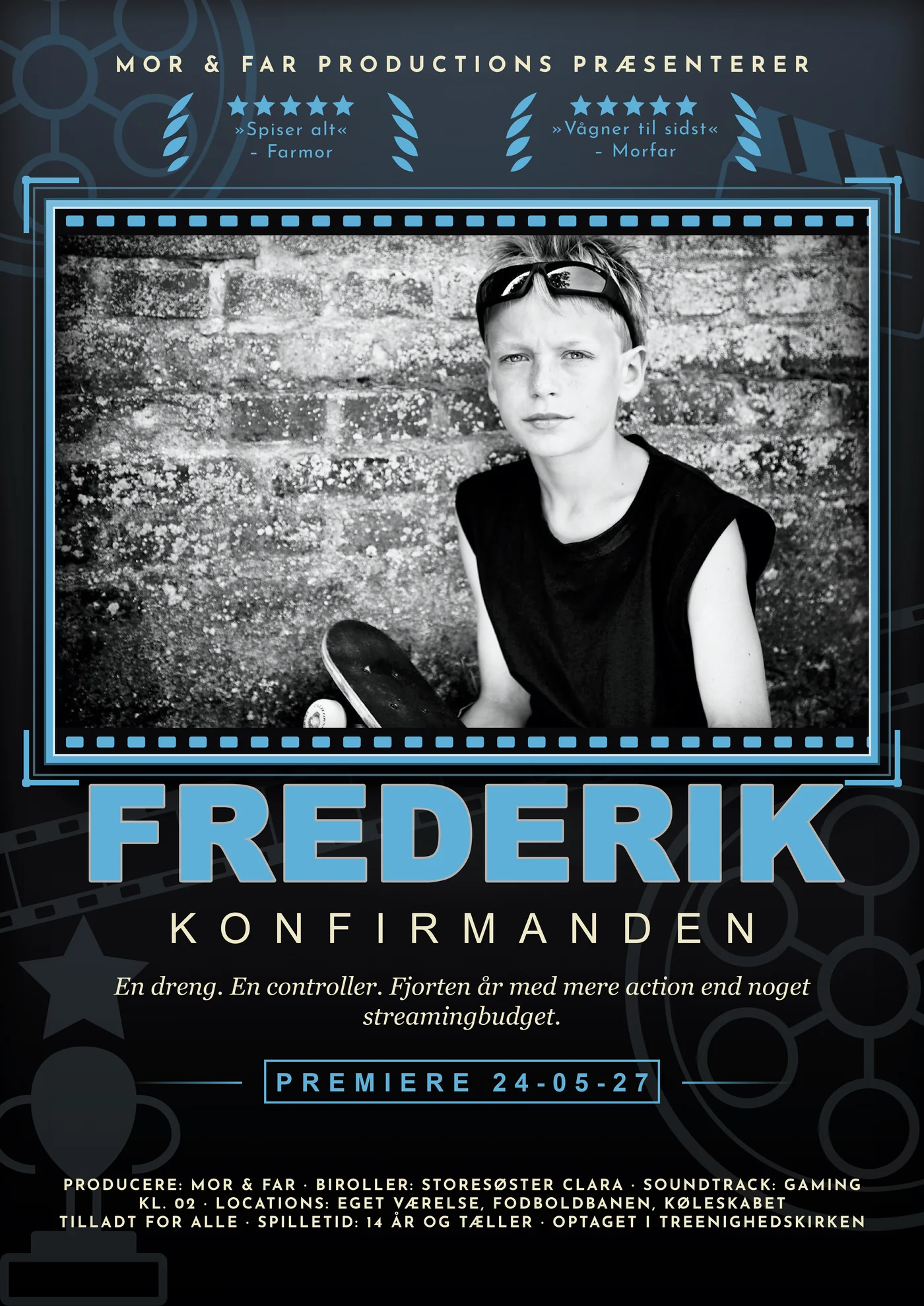 Personlig filmplakat til konfirmation dreng med sort-hvidt foto, navnet Frederik i stålblå, anmeldelser fra farmor og morfar og premieredato