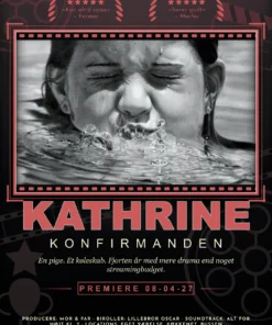 Personlig filmplakat til konfirmation med sort-hvidt foto, navnet Kathrine i rødt, anmeldelser fra farmor og morfar og premieredato