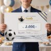 Konfirmand dreng i jakkesæt holder sin personlige pengecheck i A3 med fodbold-design