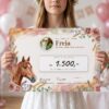 Konfirmand pige i hvid kjole holder sin personlige pengecheck i A3 med heste-design