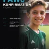 Eksempel på velkomstplakat til konfirmation – dreng i fodboldtrøje på stadion, navn i petrolblå, dato, kirke og fest