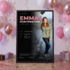 Velkomstplakat til konfirmation med foto af konfirmanden, navn, dato og program – sort med rosa, pigeudgave i sort ramme